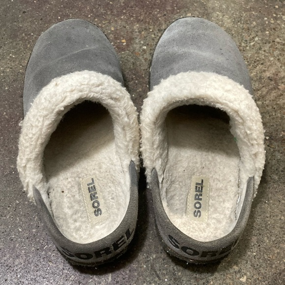 Sorel Gray Suede Slippers with White Fur Trim - Picture 5 of 5